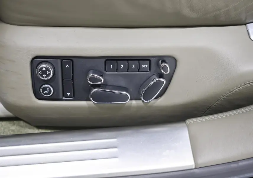 Commandes de réglage électrique des sièges en cuir beige à mémoire sur Bentley Continental Flying Spur 2006.