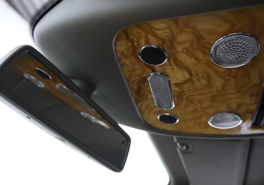 Détail du plafonnier en bois verni avec éclairages intégrés et miroir intérieur d'une Bentley Continental Flying Spur.