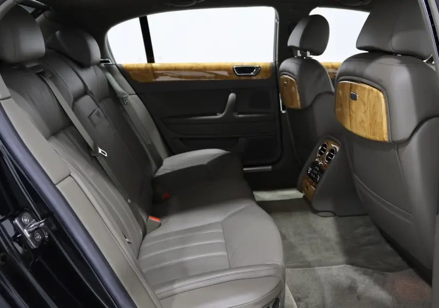 Vue intérieure arrière côté gauche du Bentley Continental Flying Spur 2006, cuir gris et boiseries élégantes.