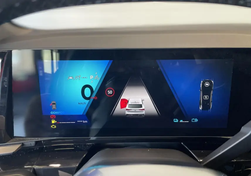 Tableau de bord numérique de Renault Rafale 2025 affichant la vitesse, alertes et vue de la voiture en conduite assistée.