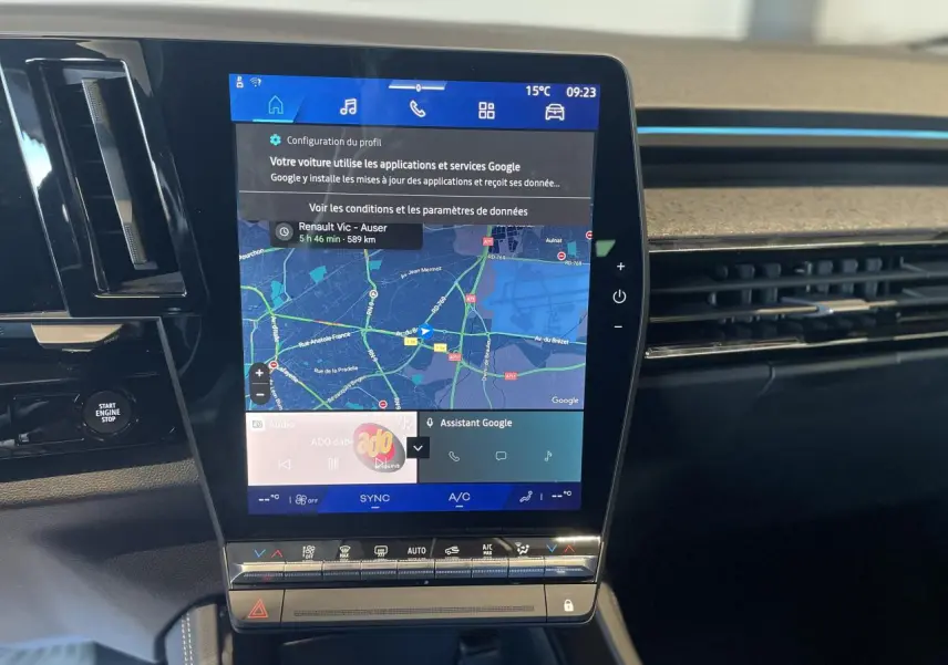 Écran tactile central vertical affichant la navigation Google dans l’habitacle du Renault Rafale 2025.