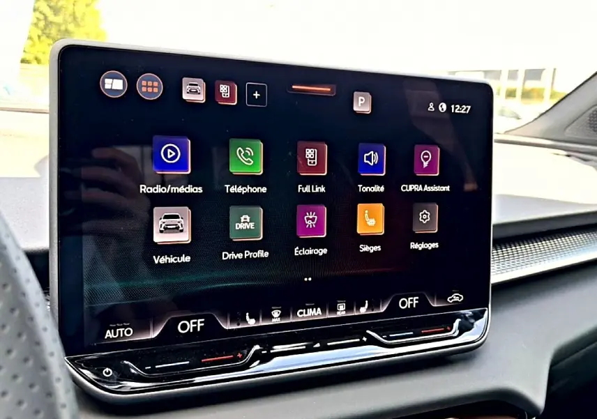 Écran tactile 12,9 pouces du tableau de bord de la CUPRA TERRAMAR 2026, affichant les menus multimédia et réglages.