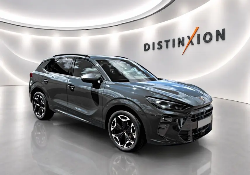 Vue 3/4 avant droite d'un SUV CUPRA Terramar bleu fjord avec jantes 19 pouces et toit noir dans un showroom lumineux.