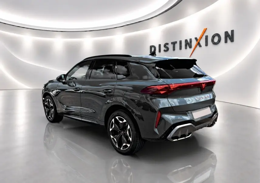 Vue 3/4 arrière droite d'une CUPRA TERRAMAR bleu fjord avec jantes 19 pouces et feux arrière LED dans un showroom.