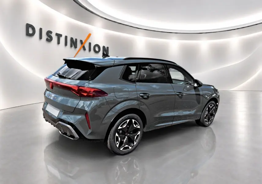 Vue 3/4 arrière droite d'un SUV CUPRA TERRAMAR bleu fjord avec jantes 19 pouces et vitres arrière surteintées dans un showroom.