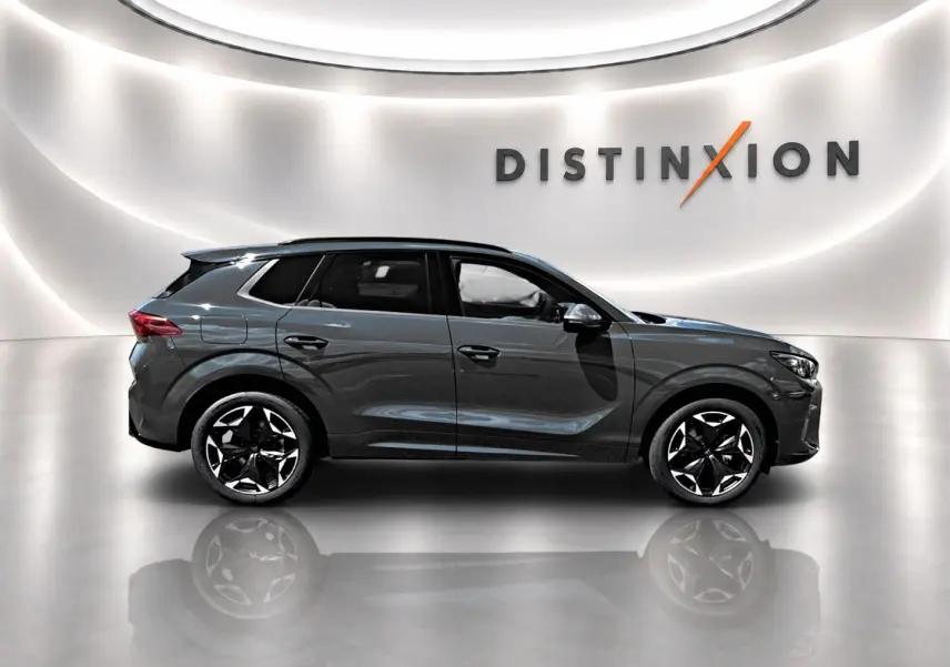 Vue de profil côté gauche du SUV CUPRA TERRAMAR bleu fjord avec jantes 19 pouces et toit noir dans un studio lumineux.