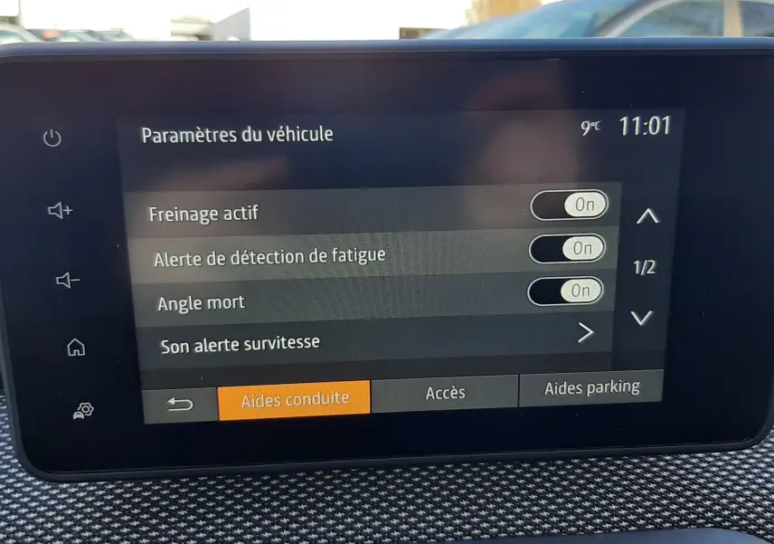 Vue avant gauche du Dacia Jogger 2025 vert cèdre métal, avec toit noir et barres de toit visibles.
