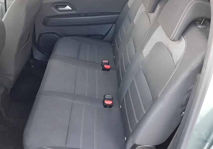 Vue intérieure côté droit des sièges arrière noirs en tissu du Dacia Jogger vert cèdre métal 2025.
