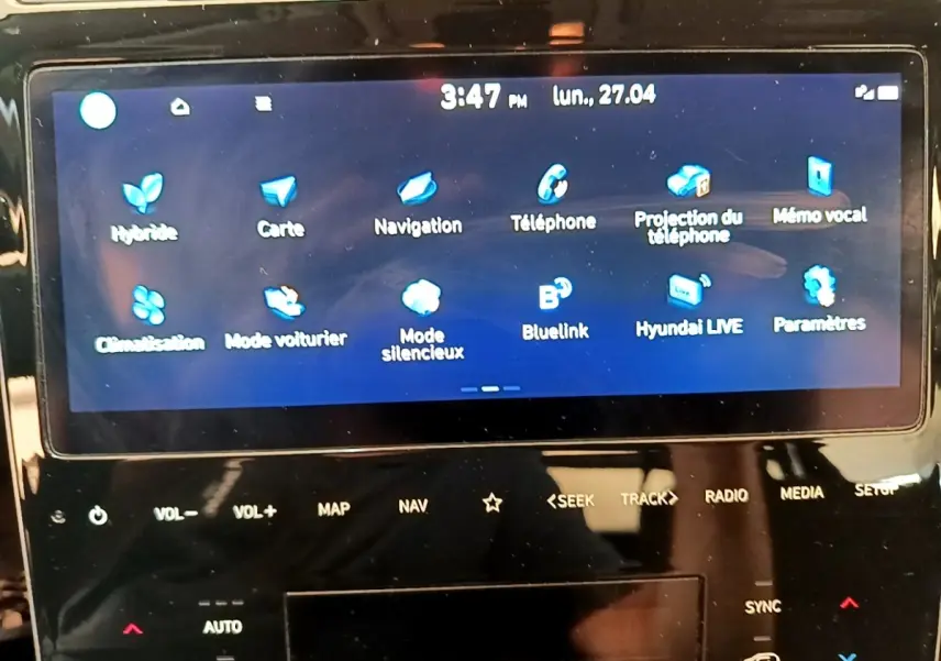 Écran tactile central du Hyundai Tucson 1.6 Hybrid 230 Creative affichant les options de navigation et connectivité.