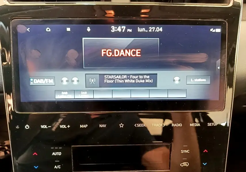 Écran tactile central du tableau de bord du Hyundai Tucson gris foncé, affichant la radio FG.DANCE.
