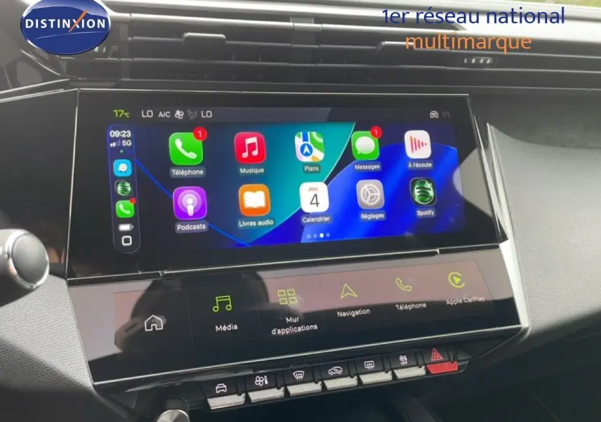 Écran tactile central intérieur de la Peugeot 308 1.2 Hybrid 145ch GT, affichant les applications connectées.