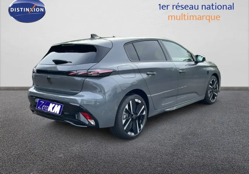 Vue 3/4 arrière droite d'une Peugeot 308 gris selenium métallisé avec jantes alliage et feux arrière LED distinctifs.