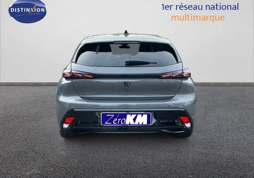 Vue arrière d'une Peugeot 308 gris selenium métal 2026 avec feux LED et logo central sur fond neutre.