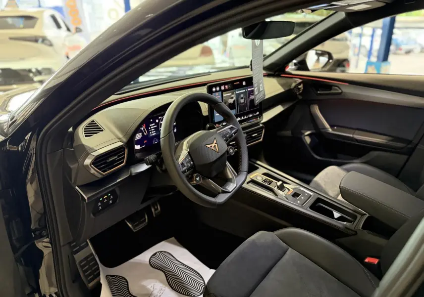Intérieur avant du CUPRA Formentor noir Night, vue côté conducteur avec tableau de bord numérique et volant sport.