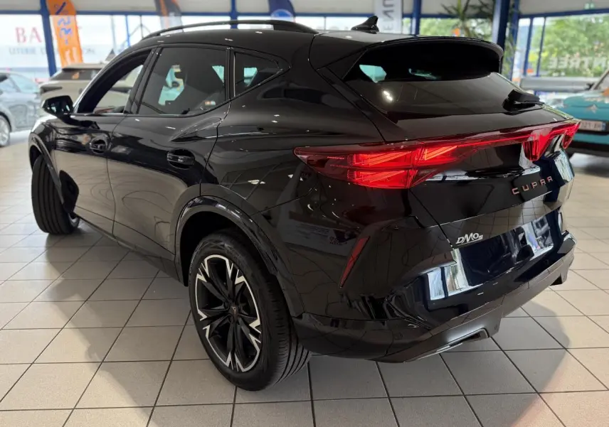 Vue 3/4 arrière droite du CUPRA Formentor noir Night avec feux arrière Tri-LED et jantes alliage 18'' au design dynamique.
