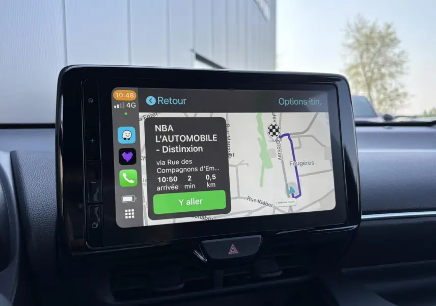 Écran tactile central affichant un itinéraire GPS dans l’habitacle d’une Toyota Yaris Hybride 2025.