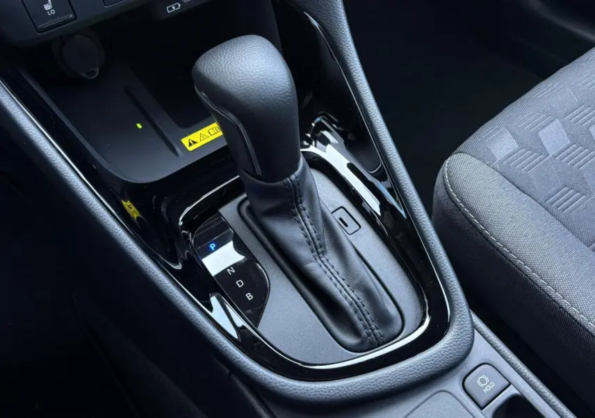 Le levier de vitesse automatique noir de la Toyota Yaris Hybride 2025 vu de dessus côté siège passager.