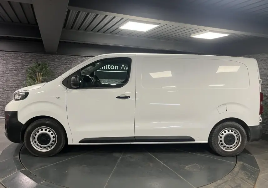 Profil côté gauche d'un Peugeot Expert Fourgon blanc 2020 avec portes tôlées et roues tôle noires.