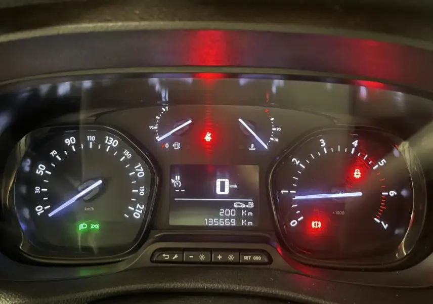 Tableau de bord du Peugeot Expert Fourgon 2020 montrant compteur, compte-tours et écran digital allumés.