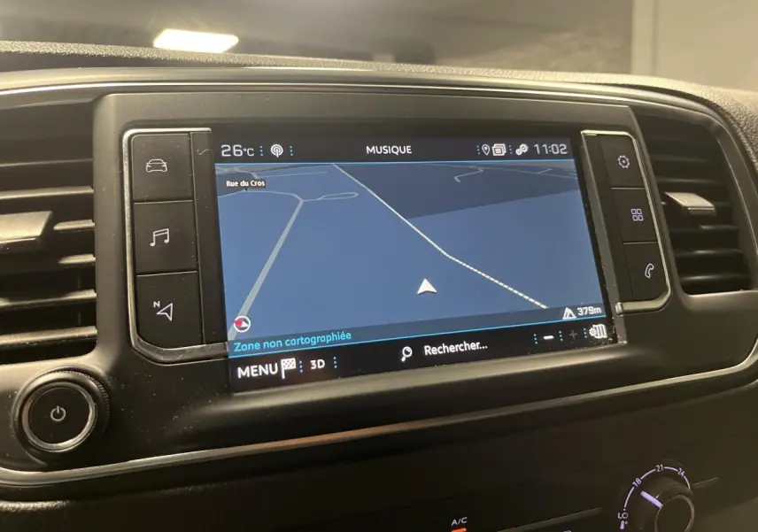 Écran tactile 7 pouces du système de navigation 3D du Peugeot Expert Fourgon blanc, vue rapprochée du tableau de bord