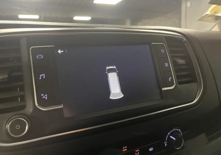 Écran tactile 7 pouces affichant la navigation 3D dans l'habitacle noir du Peugeot Expert Fourgon blanc.