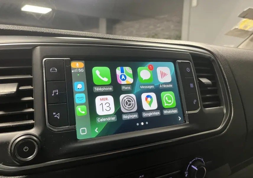 Écran tactile 7 pouces du Peugeot Expert Fourgon blanc 2020 affichant navigation 3D et applications connectées.