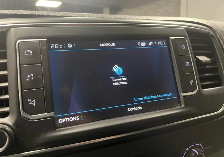 Écran tactile 7 pouces du tableau de bord du Peugeot Expert Fourgon blanc, affichant la connexion Bluetooth téléphone.