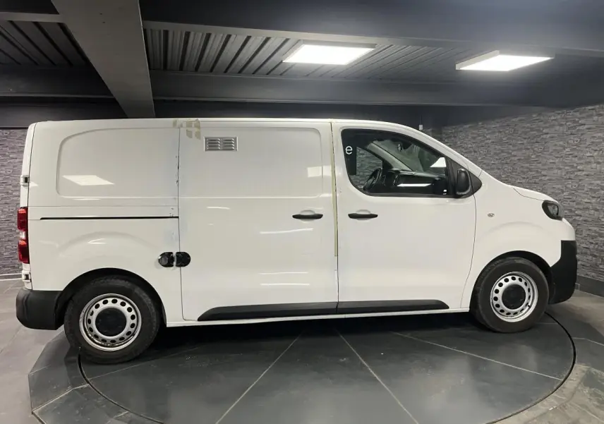 Profil côté droit d'un fourgon blanc Peugeot Expert Standard 2020 avec portes tôlées et roues acier noires.