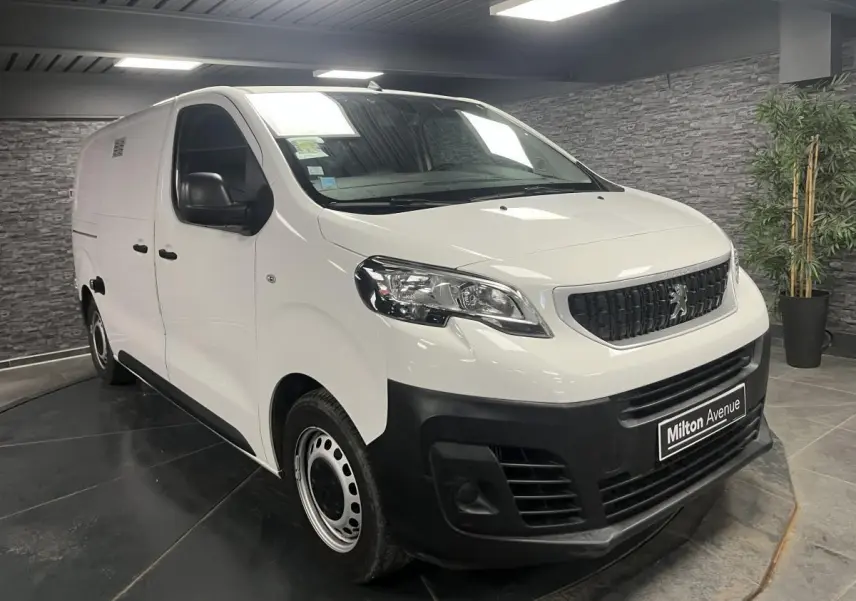 Vue 3/4 avant droit du Peugeot Expert Fourgon blanc 2020 avec boucliers noirs et jantes tôles.