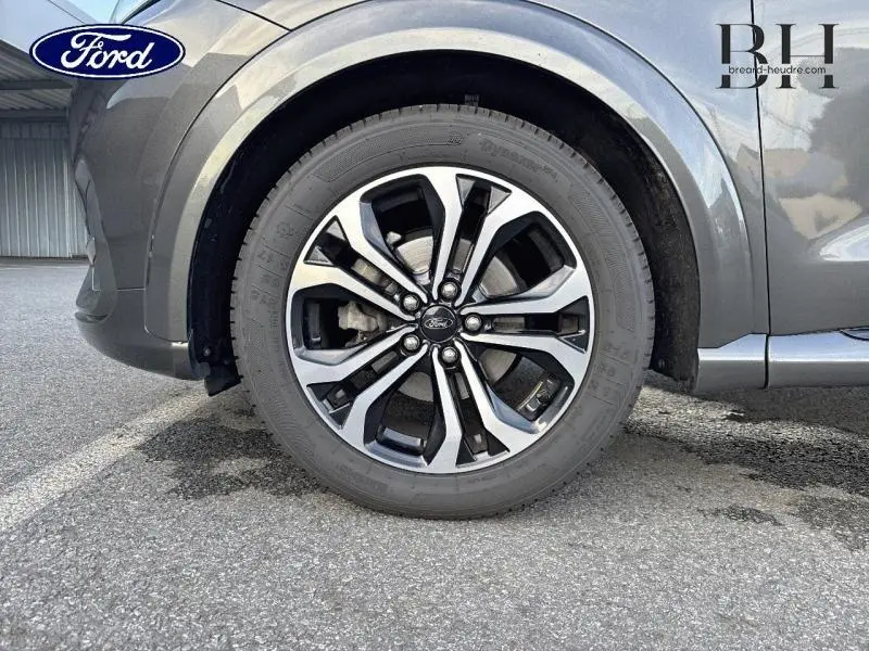 Gros plan sur la jante alu bicolore du côté avant gauche d'un Ford Puma gris métallisé Fashion Gris Magnetic.