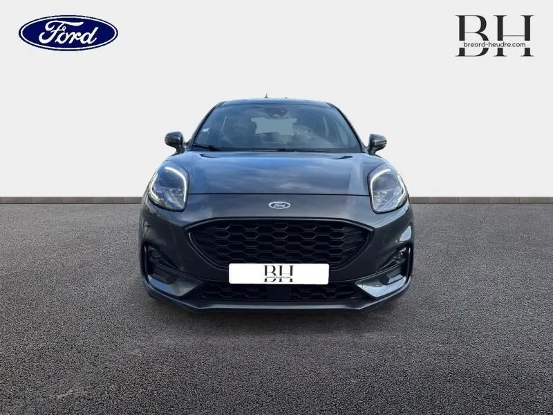 Vue frontale d'une Ford Puma 1.0 EcoBoost 125ch mHEV ST-Line 2021 en gris métallisé avec calandre noire et phares LED.