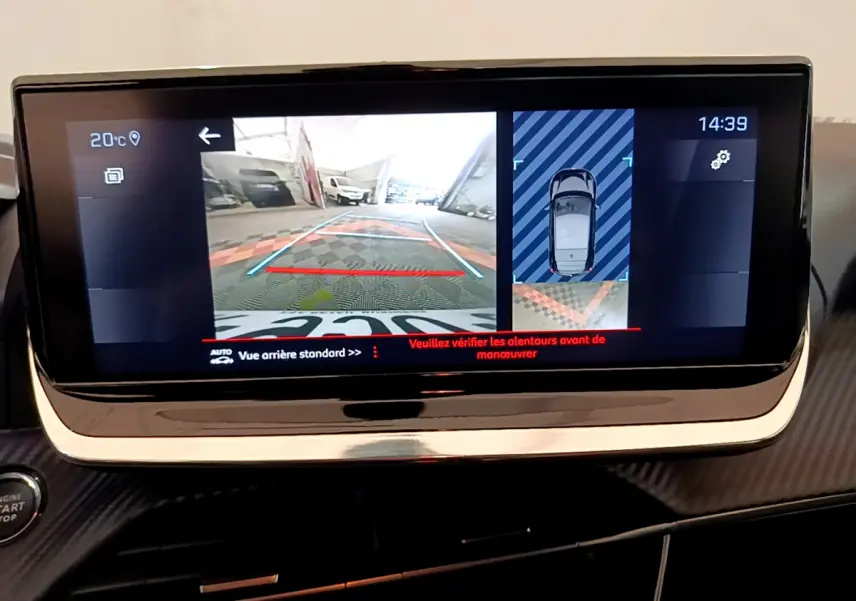 Écran tactile intérieur affichant la caméra de recul et vue 360° du Peugeot 208 blanc PureTech 100 S&S Allure Business.