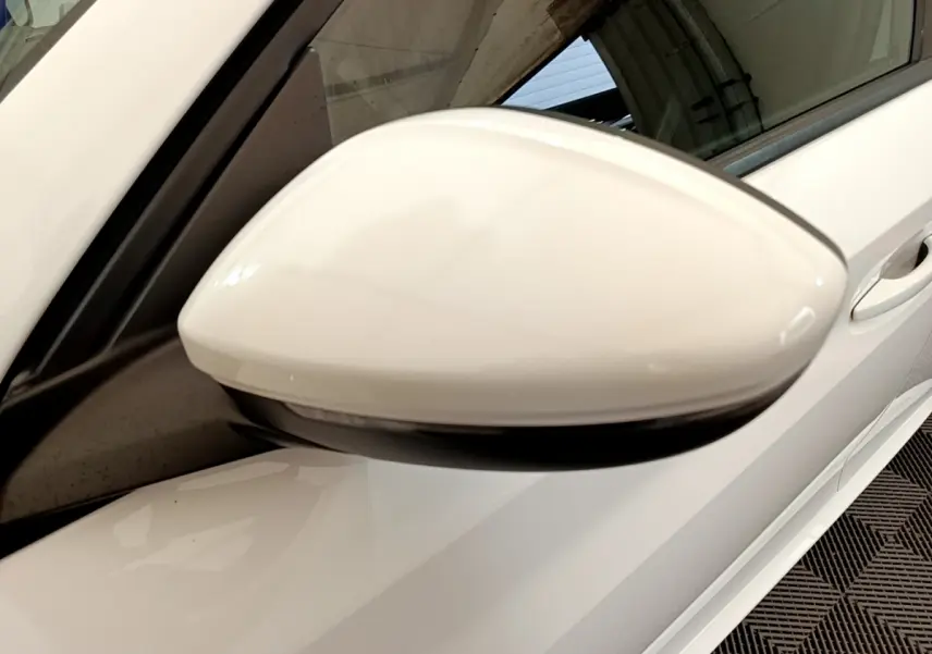 Rétroviseur côté gauche blanc de la Peugeot 208 PureTech 100 S&S Allure Business vue en gros plan.