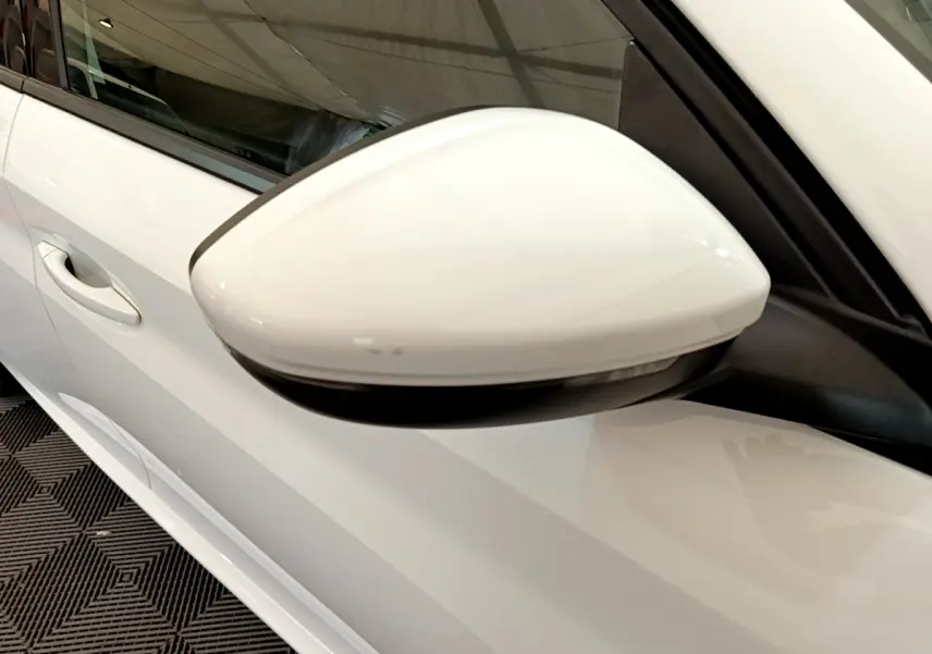 Rétroviseur blanc côté gauche d'une Peugeot 208 PureTech 100 S&S Allure Business 2020 vue en gros plan.
