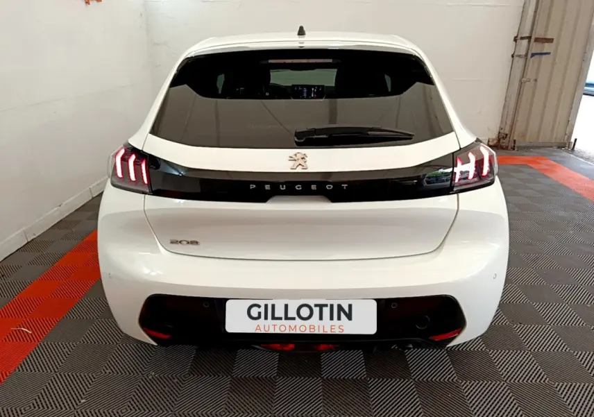 Vue arrière d'une Peugeot 208 blanche de 2020 avec feux LED caractéristiques et logo Peugeot centré sur le hayon.