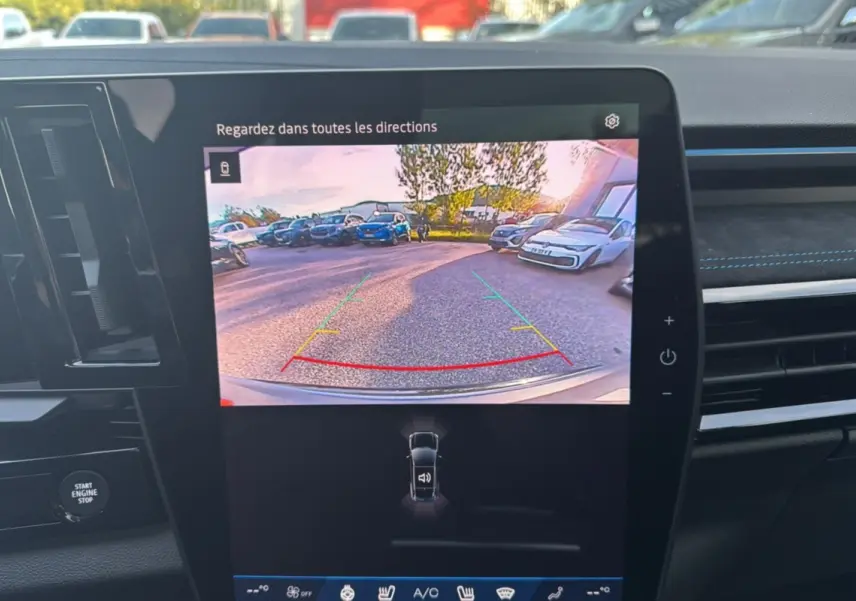 Écran central du Renault Austral New 200 Esprit Alpine noir étoilé montrant la caméra de recul en vue arrière.