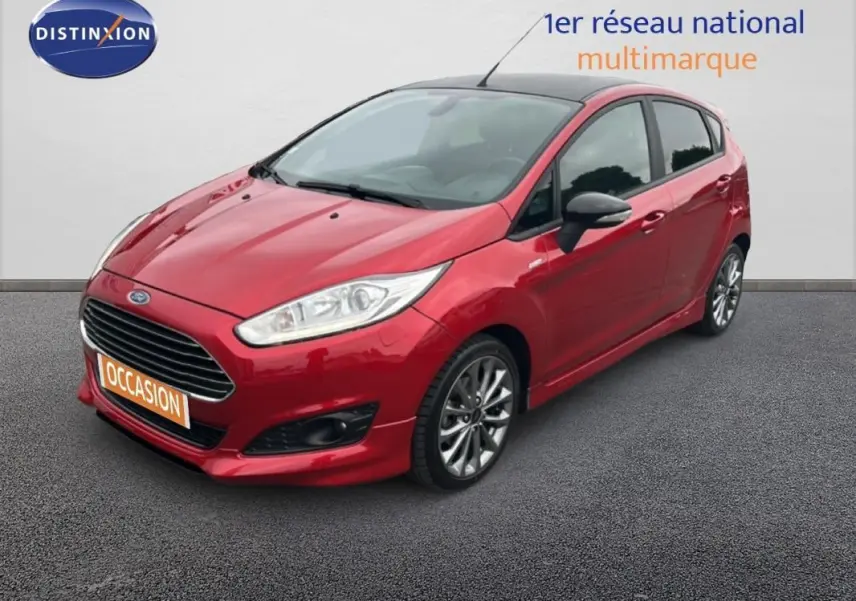 Vue 3/4 avant d'une Ford Fiesta rouge 2017 avec jantes alliage et toit noir contrasté.
