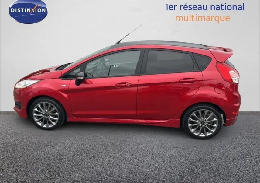 Vue latérale droite d'une Ford Fiesta rouge 2017 avec jantes alliage et vitres surteintées.