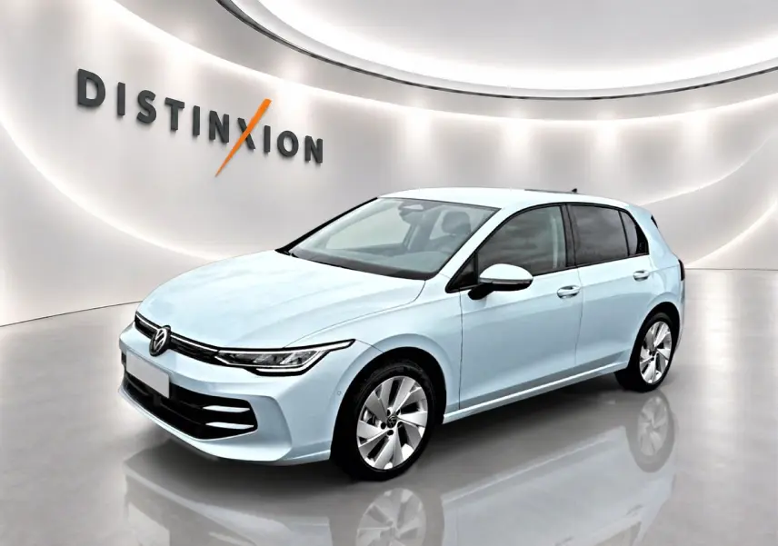 Volkswagen Golf 1.5 ETSI Evo2 bleu glacier vue 3/4 avant droit en intérieur showroom lumineux.