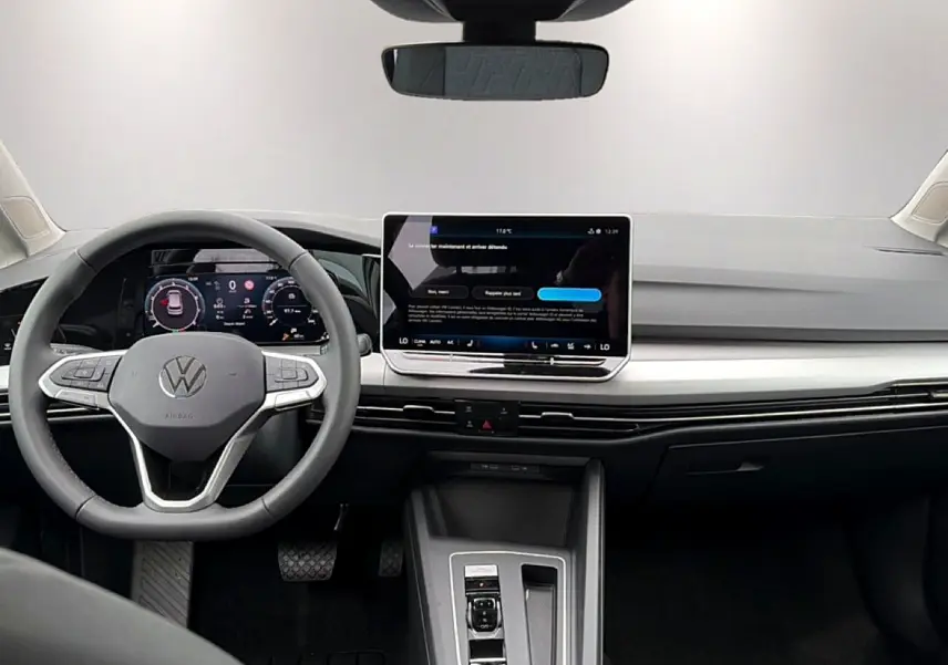 Vue intérieure avant de la Volkswagen Golf 1.5 etsi evo2 116 life dsg7 2026, tableau de bord moderne avec écran tactile central.