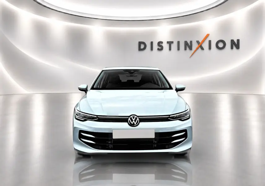 Volkswagen Golf 1.5 etsi evo2 bleu glacier vue de face dans un showroom lumineux avec logo Distinxion en arrière-plan.