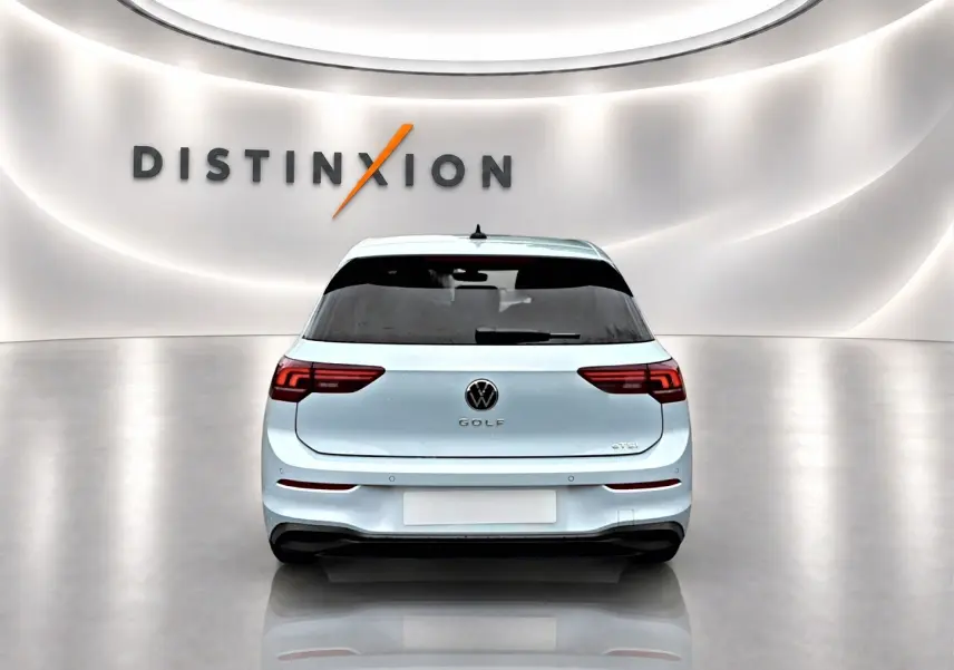 Vue arrière d'une Volkswagen Golf 1.5 TSI bleu glacier, avec feux arrière LED et vitres arrière surteintées.
