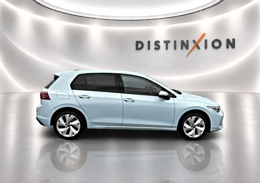 Vue latérale droite d'une Volkswagen Golf 1.5 etsi evo2 116 life dsg7 bleu glacier sur fond blanc avec logo Distinxion.