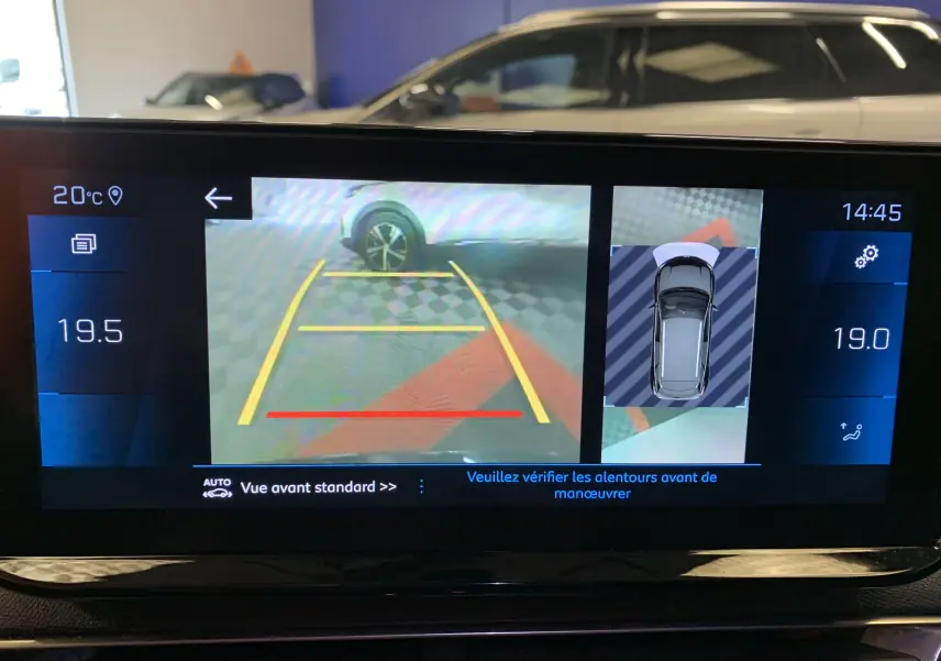 Écran tactile intérieur du Peugeot 3008 bleu Célèbes affichant le choix de manœuvre de stationnement avec options créneau et bataille.