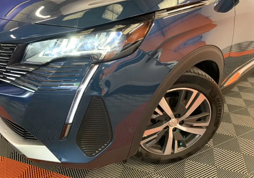 Gros plan sur l'avant droit du Peugeot 3008 bleu Célèbes, mettant en valeur le phare LED et la jante alliage.