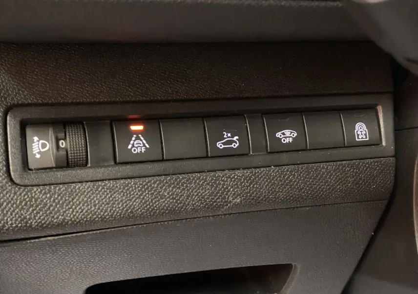 Gros plan sur les commandes du volant noir du Peugeot 3008 PureTech 130 Allure Pack EAT8, mettant en valeur la molette et les boutons d'appel.