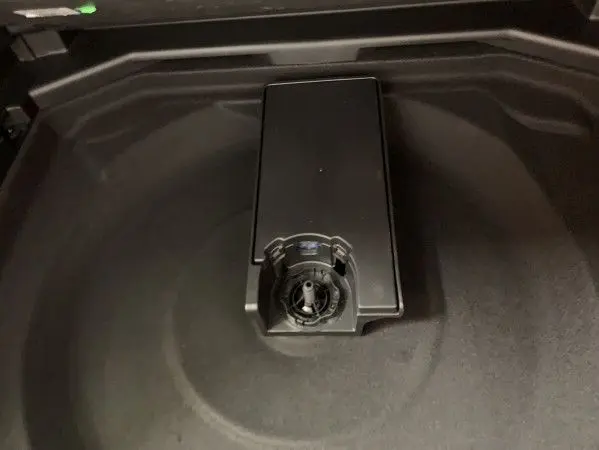 Détail du coffre du Peugeot 3008 bleu Célèbes, montrant le logement de la roue de secours sous la trappe centrale.