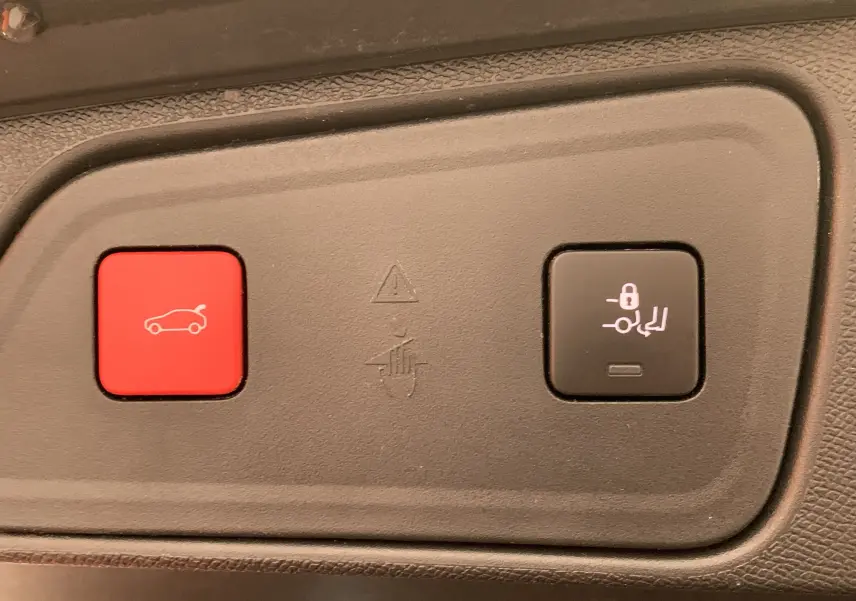 Gros plan sur la roue avant gauche d'un Peugeot 3008 Bleu Célèbes avec jante alliage et pneu Michelin.