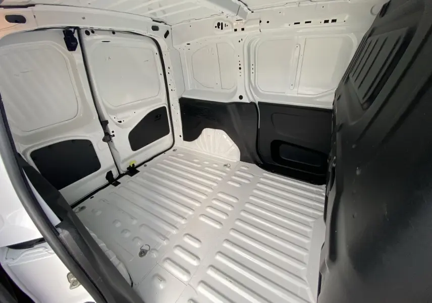 Vue intérieure de la zone de chargement blanche du Citroën Berlingo M BlueHDi 130, sans aménagements visibles.