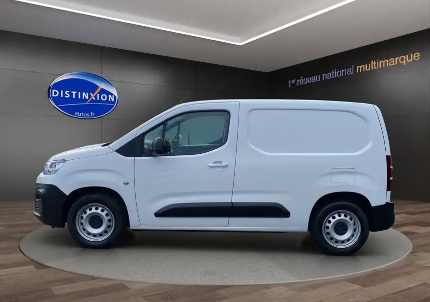 Profil côté gauche du Citroën Berlingo blanc 2019, utilitaire compact avec protections noires et jantes acier simples.